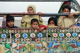 Typické pákistánské autobusy přepravují uprchlíky z oblasti.